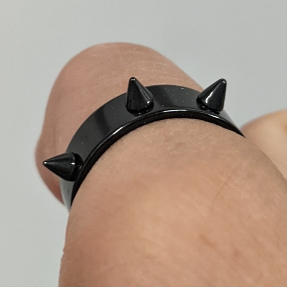 Black Rivet/Stud Ring Size 7 New - Picture 4 of 7